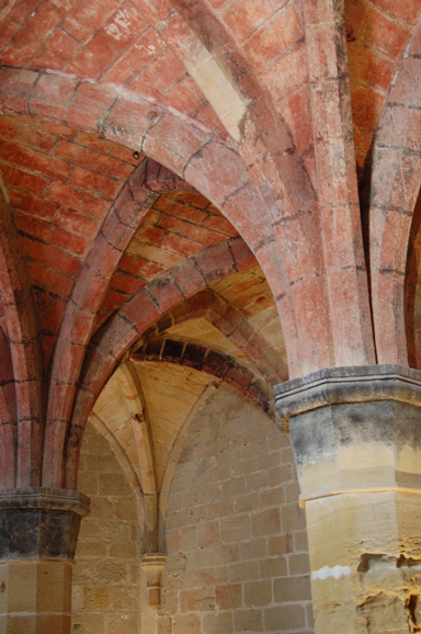 Detalle de las columnas centrales del scriptorium del monasterio de Rueda